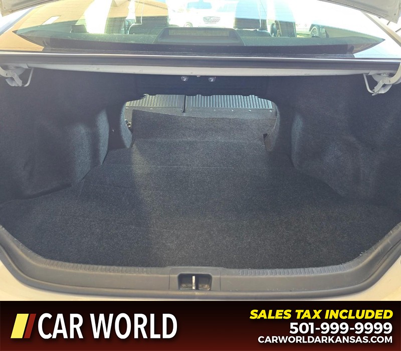 Toyota Camry Vehicle Full-screen Gallery Image 14
