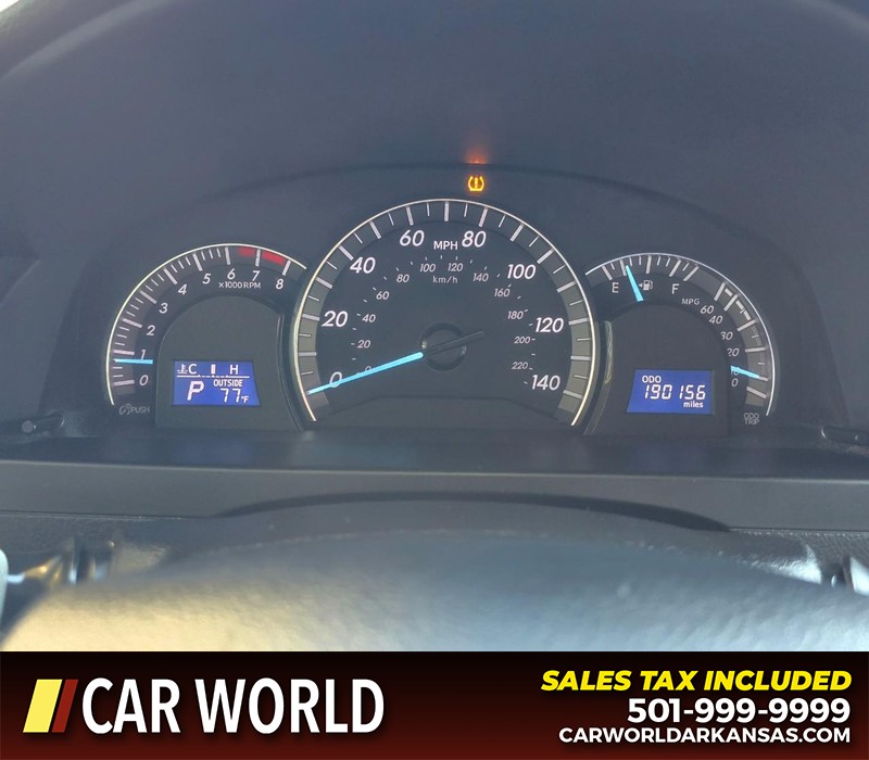Toyota Camry Vehicle Full-screen Gallery Image 17