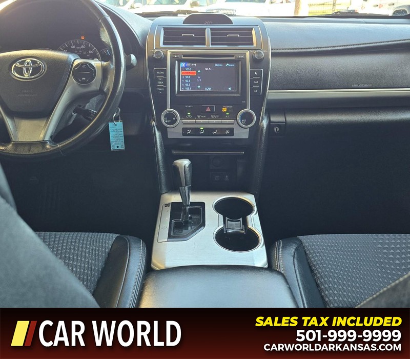 Toyota Camry Vehicle Full-screen Gallery Image 18