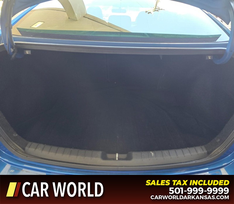Hyundai Elantra Vehicle Full-screen Gallery Image 13