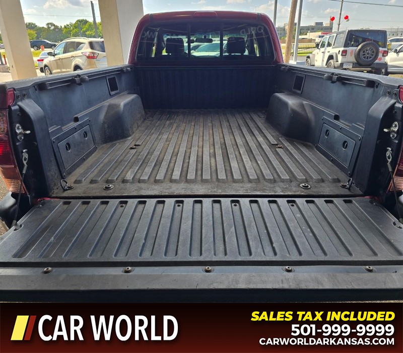 Toyota Tacoma Vehicle Full-screen Gallery Image 12