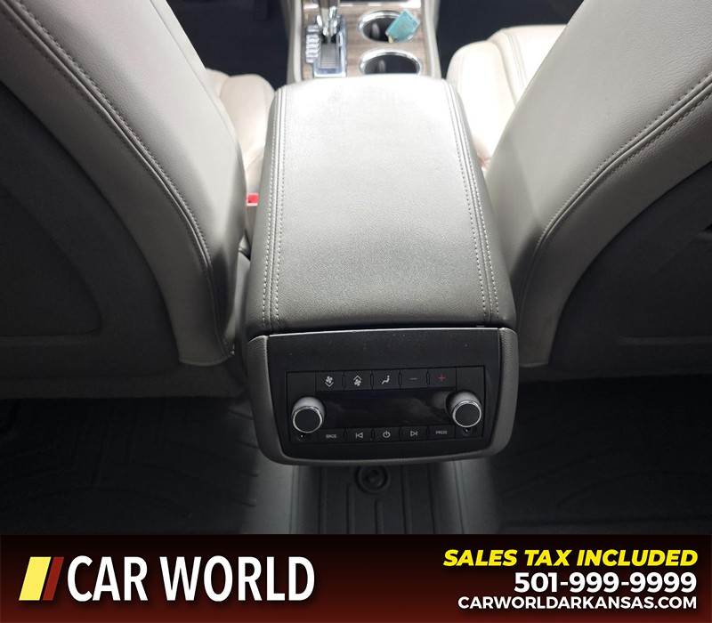 GMC Acadia Limited Vehicle Full-screen Gallery Image 22