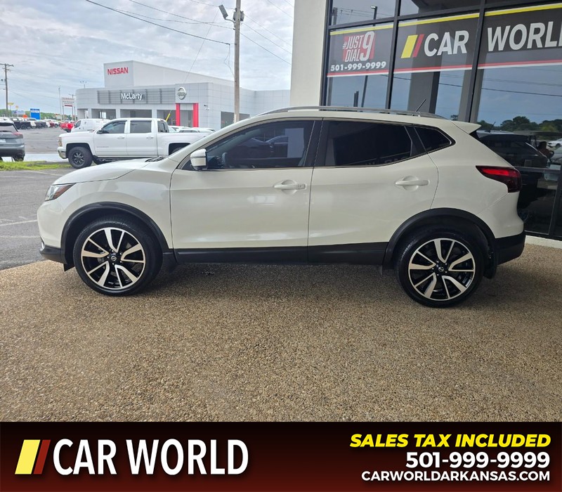 Nissan Rogue Sport Vehicle Full-screen Gallery Image 4