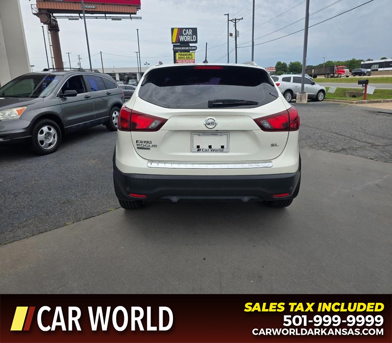 Nissan Rogue Sport Vehicle Full-screen Gallery Image 5