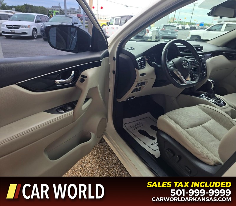 Nissan Rogue Sport Vehicle Full-screen Gallery Image 7