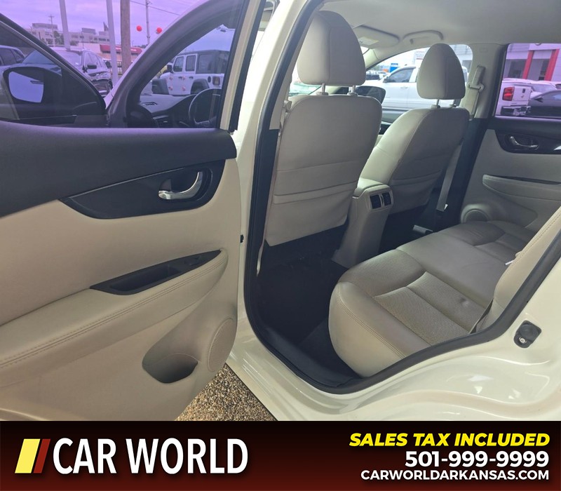 Nissan Rogue Sport Vehicle Full-screen Gallery Image 9