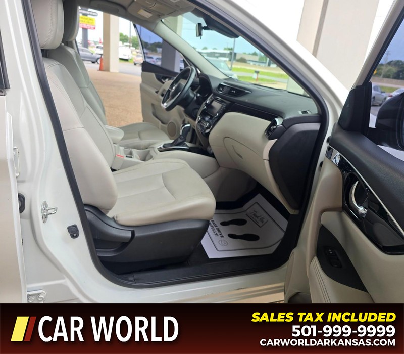 Nissan Rogue Sport Vehicle Full-screen Gallery Image 11