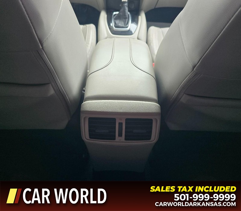 Nissan Rogue Sport Vehicle Full-screen Gallery Image 19