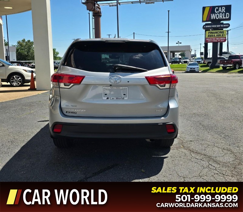 Toyota Highlander Vehicle Full-screen Gallery Image 6