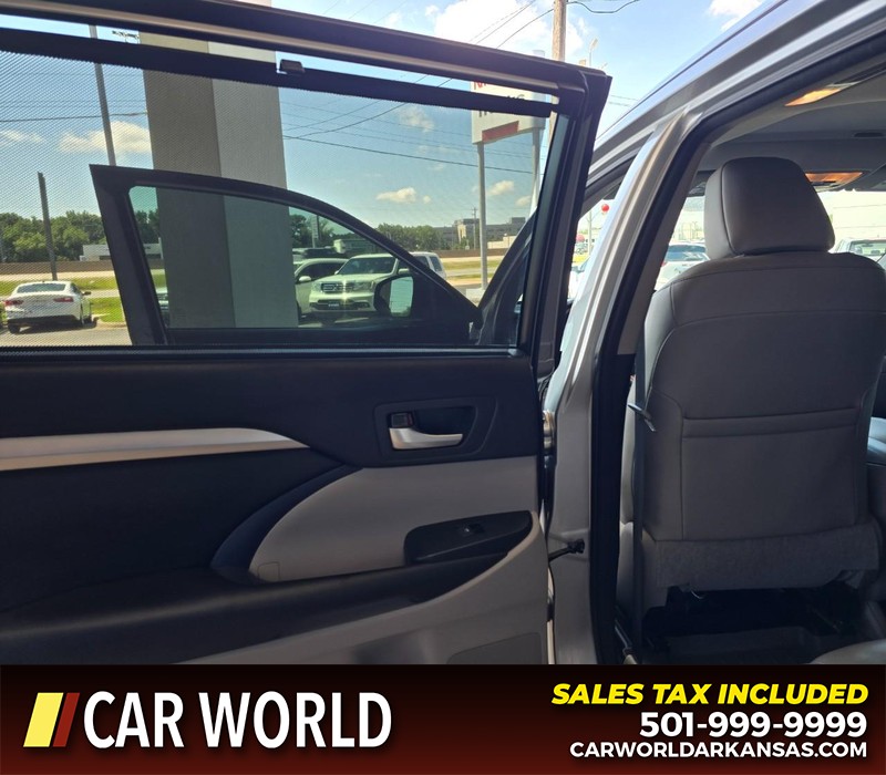 Toyota Highlander Vehicle Full-screen Gallery Image 11