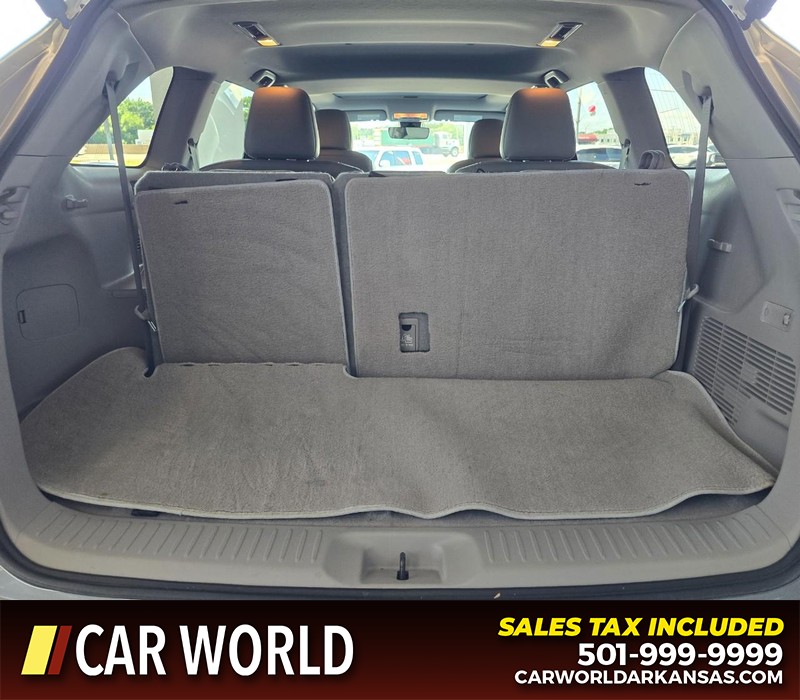 Toyota Highlander Vehicle Full-screen Gallery Image 17