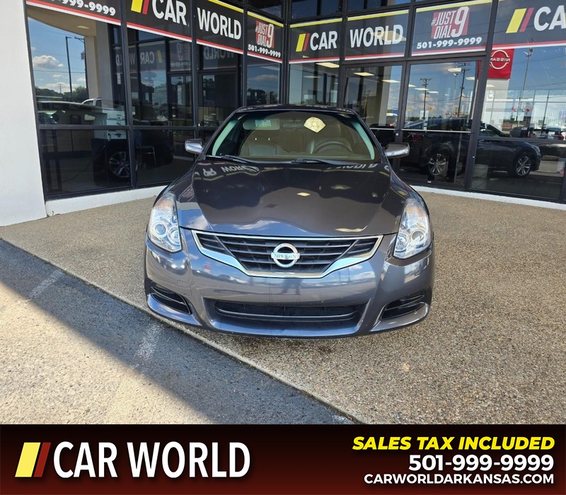Nissan Altima Vehicle Full-screen Gallery Image 2