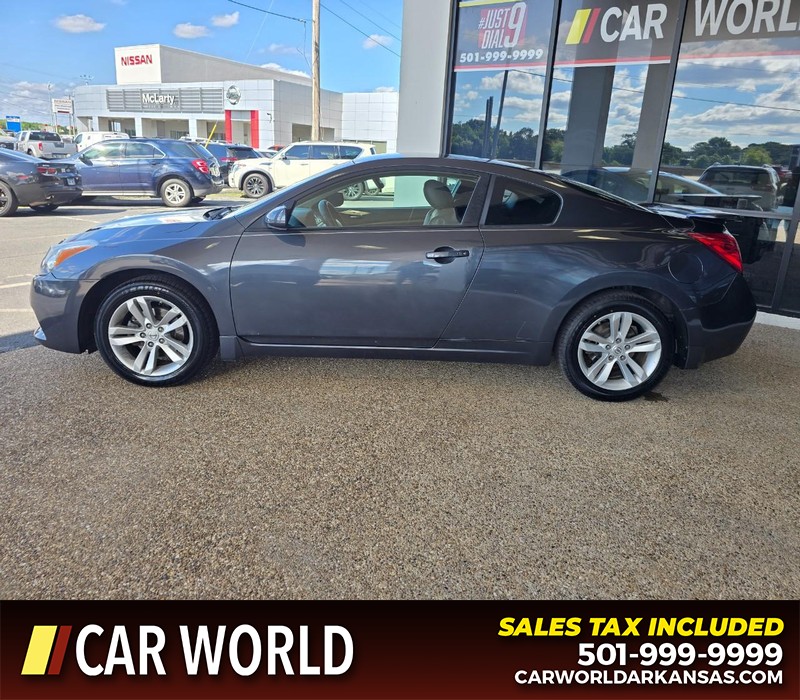Nissan Altima Vehicle Full-screen Gallery Image 4