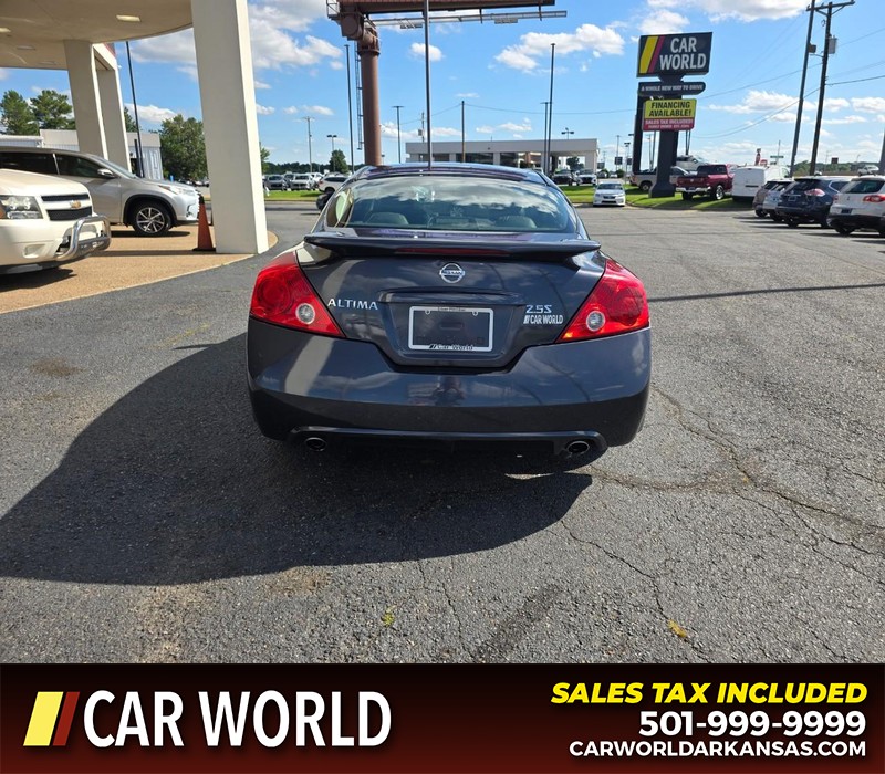 Nissan Altima Vehicle Full-screen Gallery Image 5