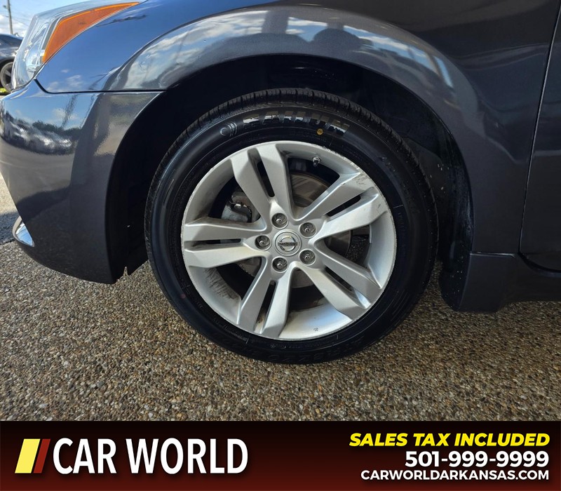 Nissan Altima Vehicle Full-screen Gallery Image 6