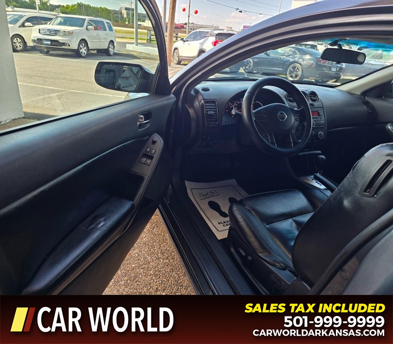 Nissan Altima Vehicle Full-screen Gallery Image 7
