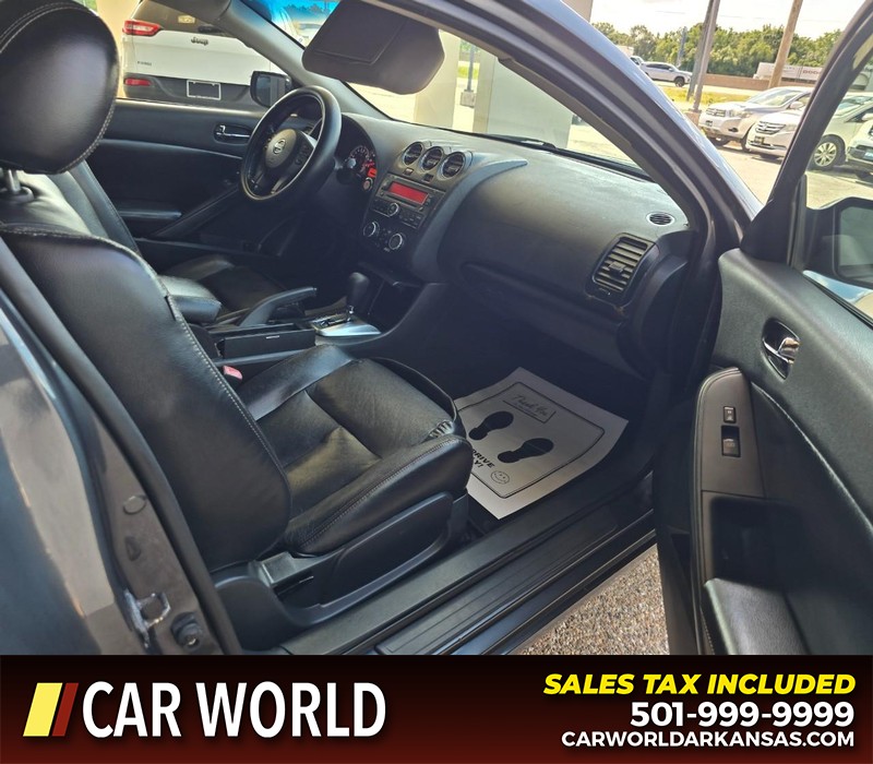 Nissan Altima Vehicle Full-screen Gallery Image 10
