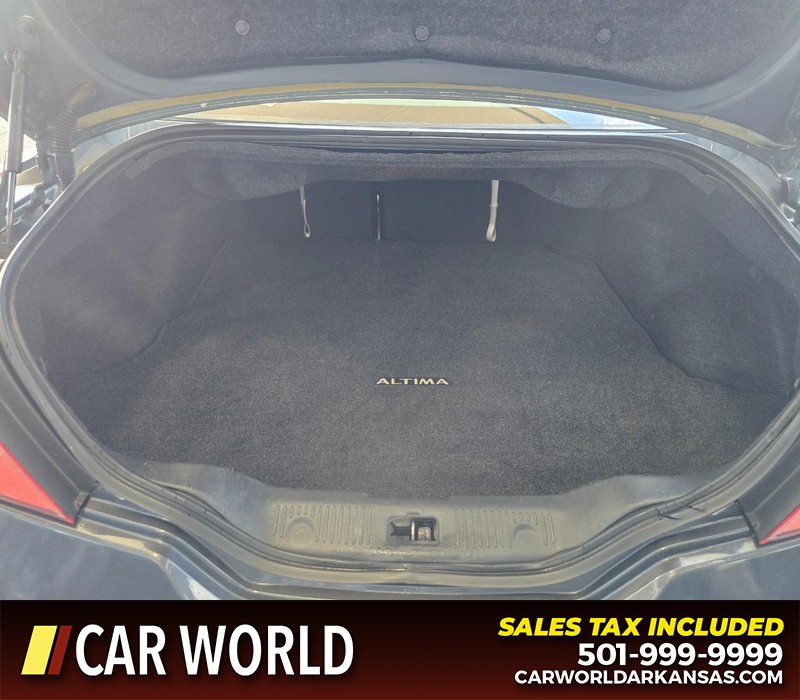 Nissan Altima Vehicle Full-screen Gallery Image 12