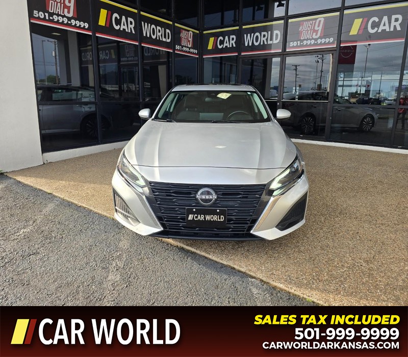 Nissan Altima Vehicle Full-screen Gallery Image 2
