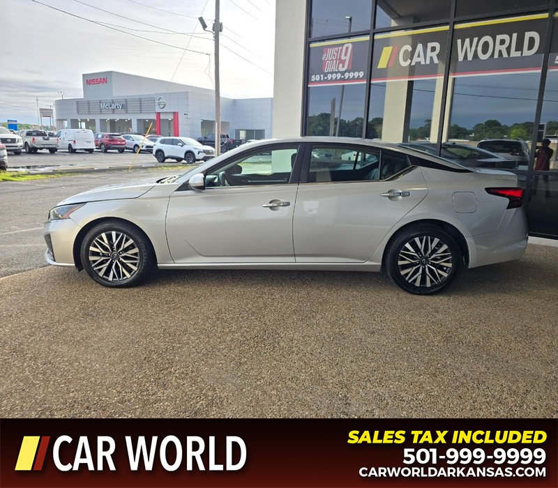 Nissan Altima Vehicle Full-screen Gallery Image 4