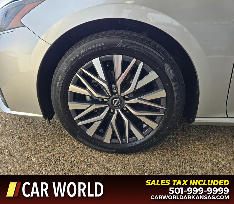 Nissan Altima Vehicle Full-screen Gallery Image 6