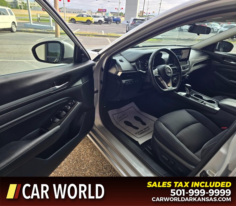 Nissan Altima Vehicle Full-screen Gallery Image 7