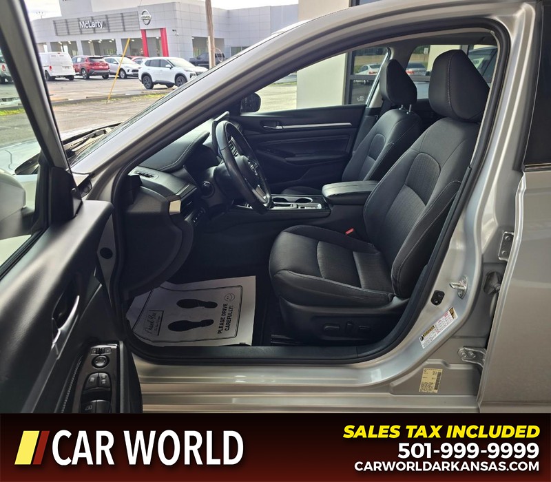 Nissan Altima Vehicle Full-screen Gallery Image 8