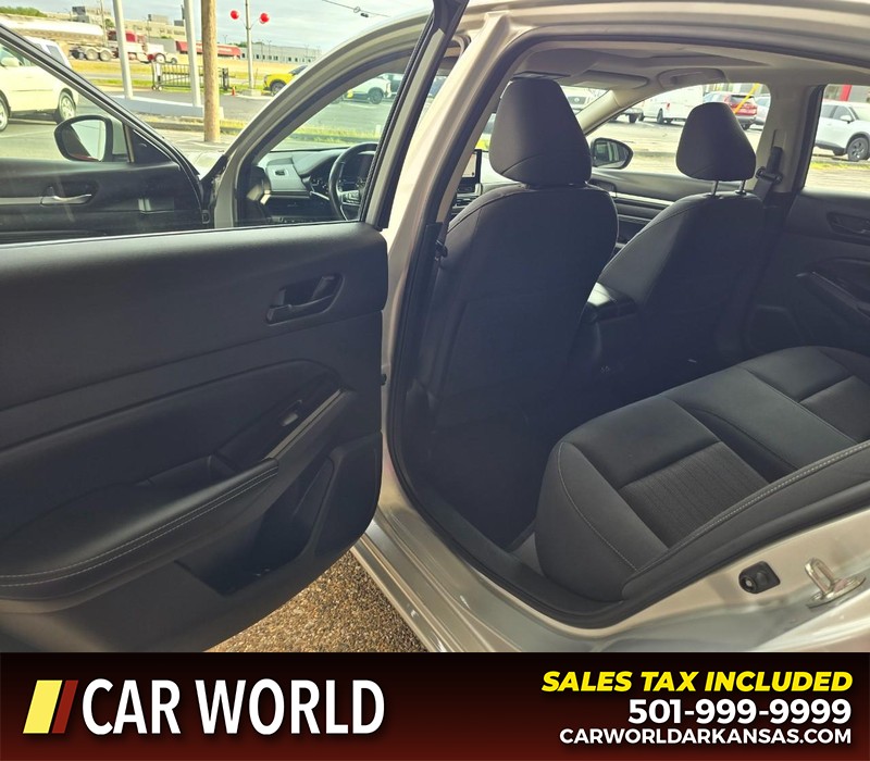 Nissan Altima Vehicle Full-screen Gallery Image 9