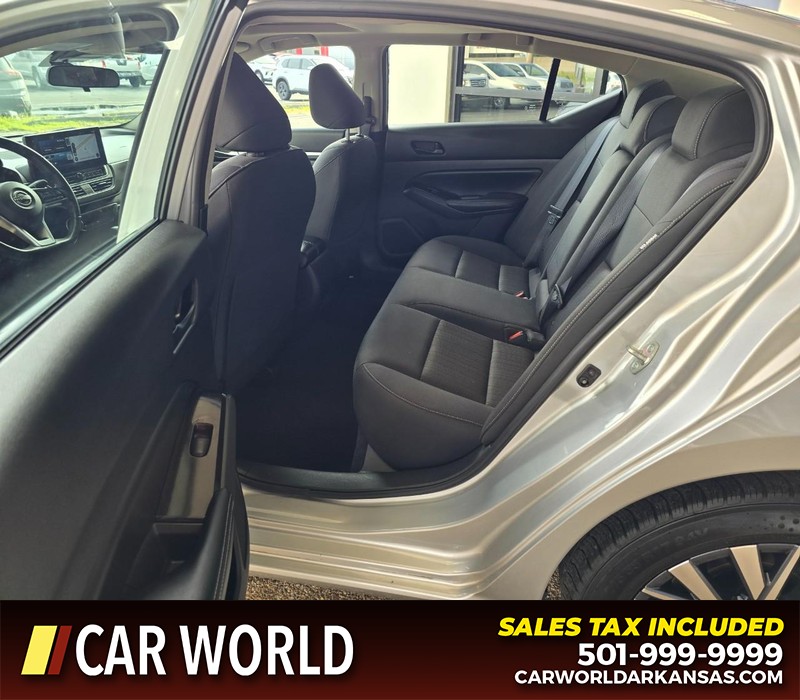 Nissan Altima Vehicle Full-screen Gallery Image 10