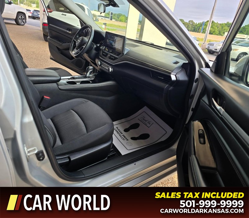 Nissan Altima Vehicle Full-screen Gallery Image 11