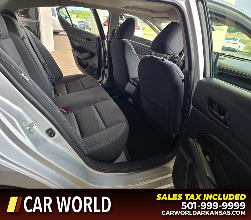 Nissan Altima Vehicle Full-screen Gallery Image 12
