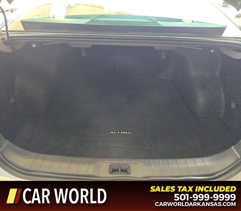 Nissan Altima Vehicle Full-screen Gallery Image 13