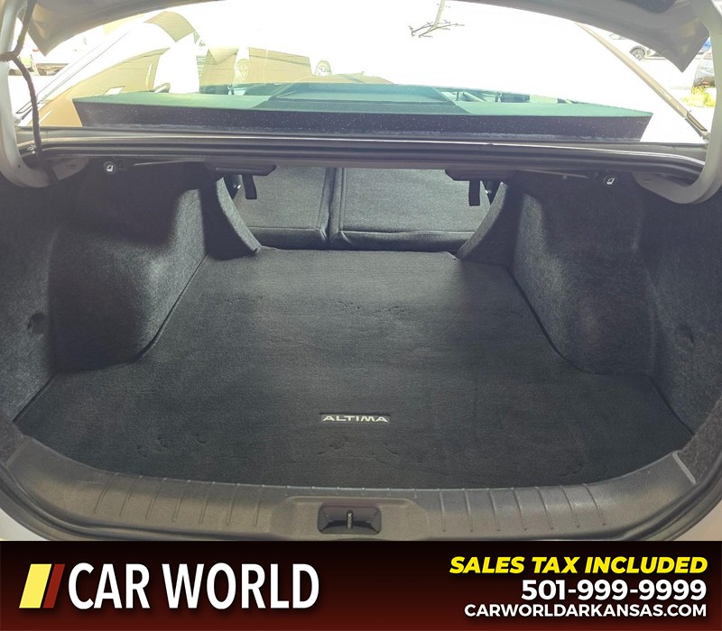 Nissan Altima Vehicle Full-screen Gallery Image 14