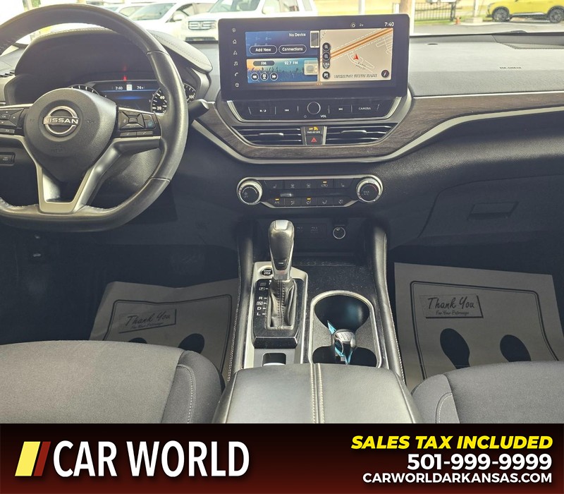Nissan Altima Vehicle Full-screen Gallery Image 18