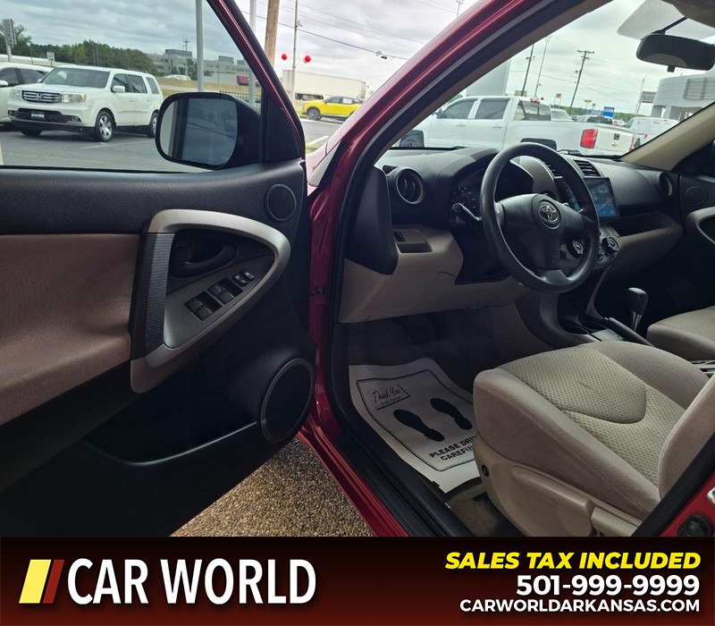 Toyota RAV4 Vehicle Full-screen Gallery Image 7