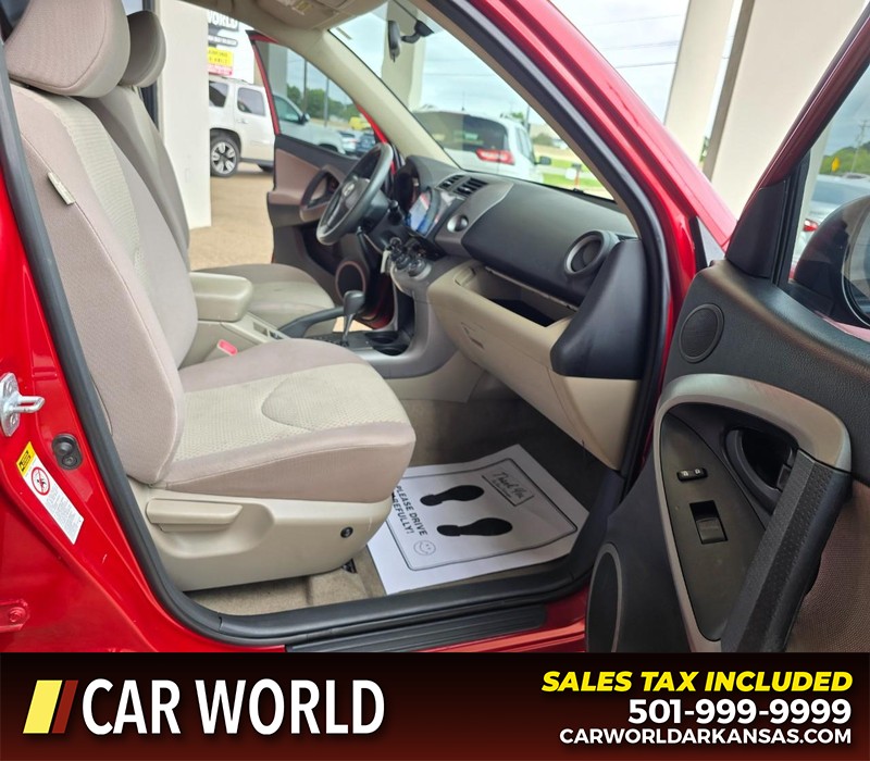 Toyota RAV4 Vehicle Full-screen Gallery Image 11