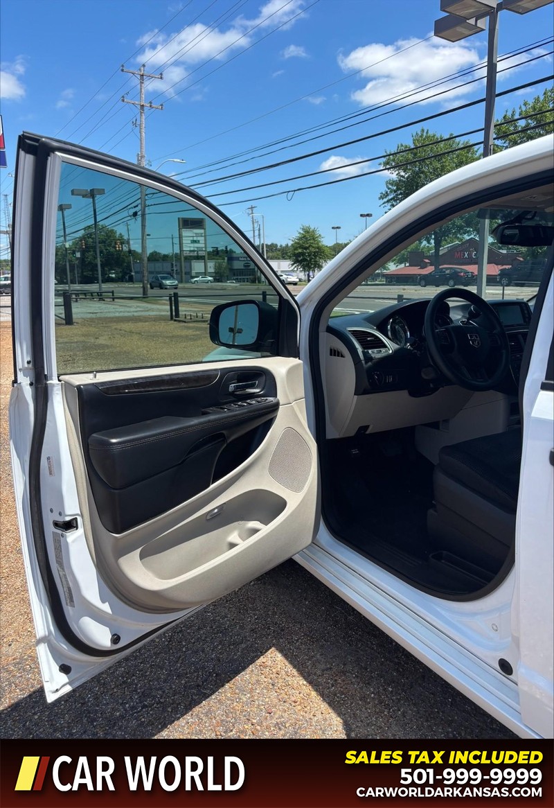 Dodge Grand Caravan Vehicle Full-screen Gallery Image 12