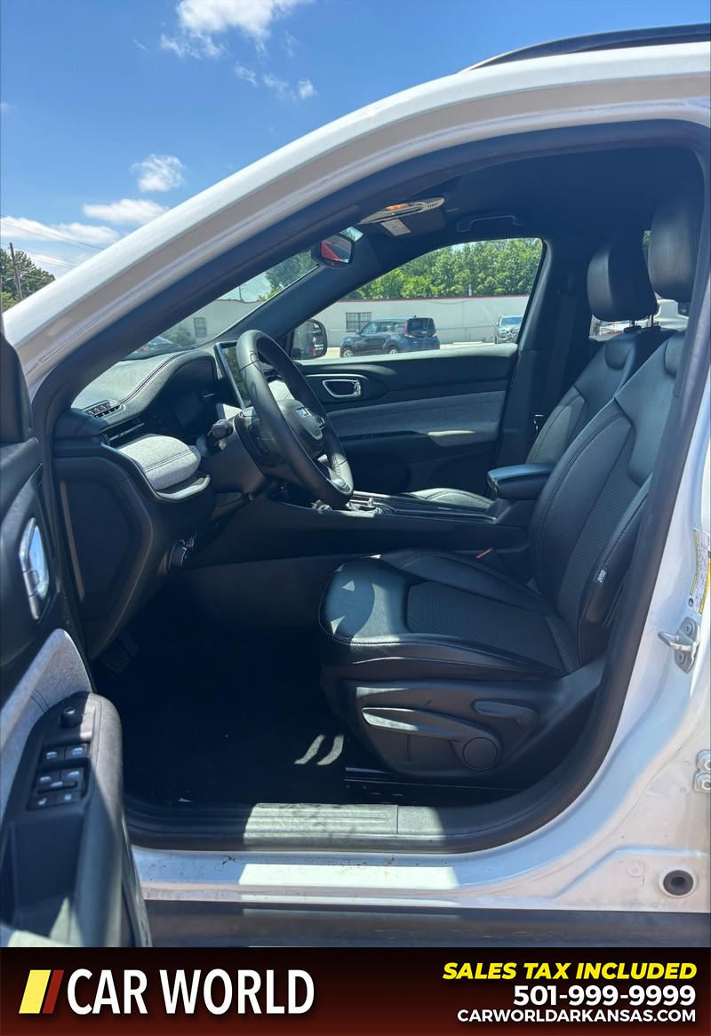 Jeep Compass Vehicle Full-screen Gallery Image 13
