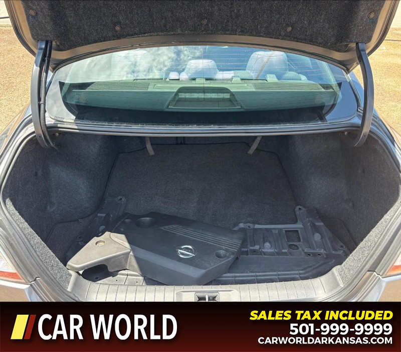 Nissan Altima Vehicle Full-screen Gallery Image 6