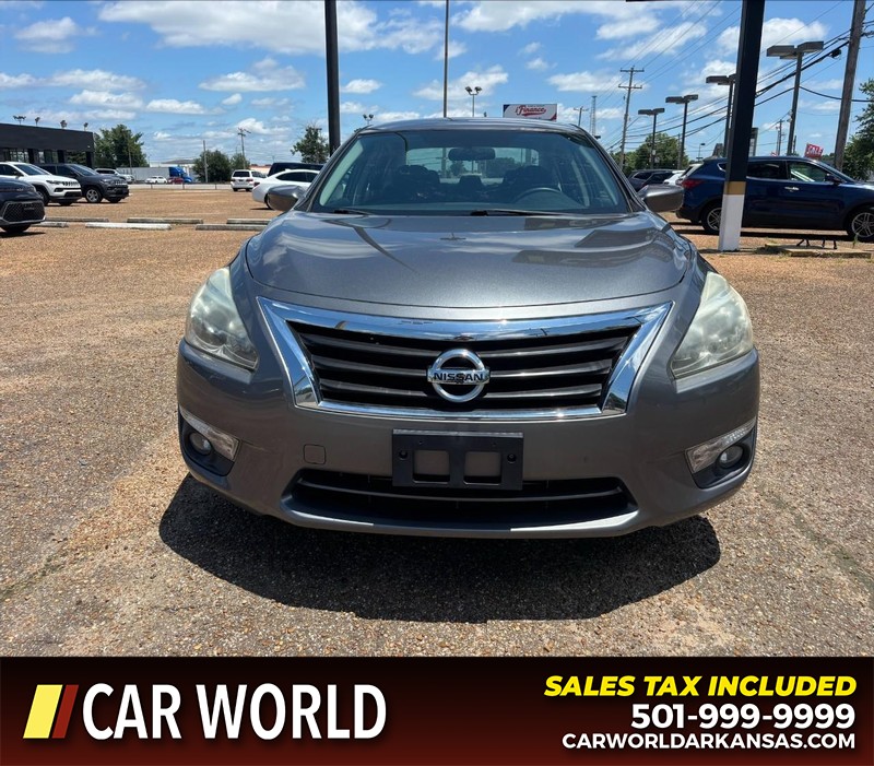 Nissan Altima Vehicle Full-screen Gallery Image 10