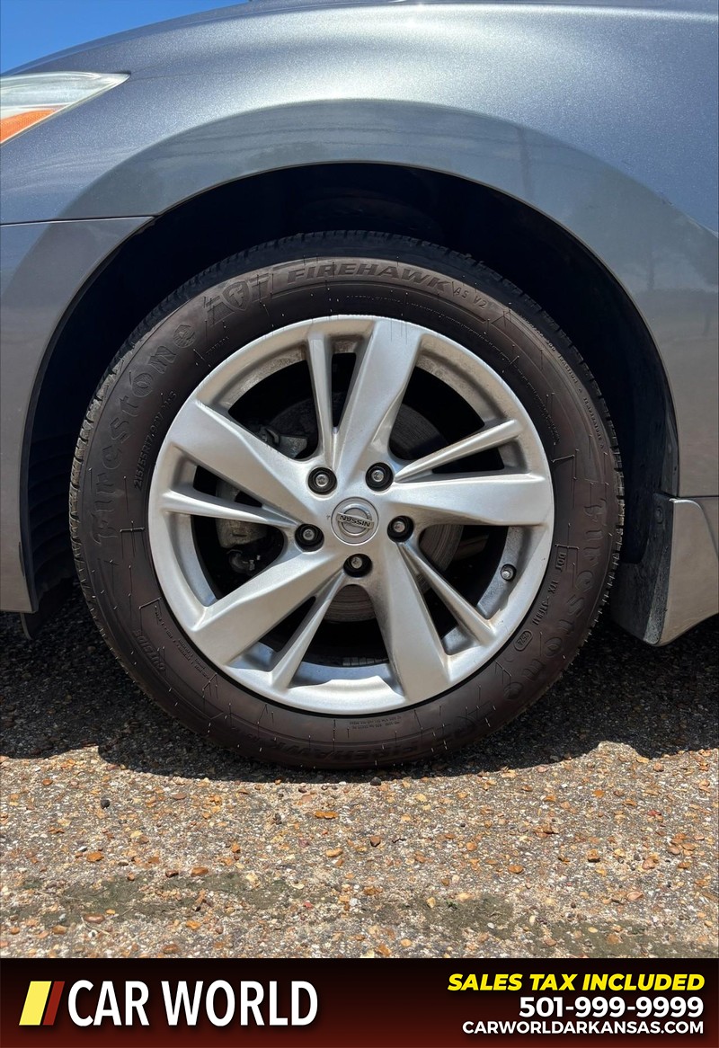 Nissan Altima Vehicle Full-screen Gallery Image 11