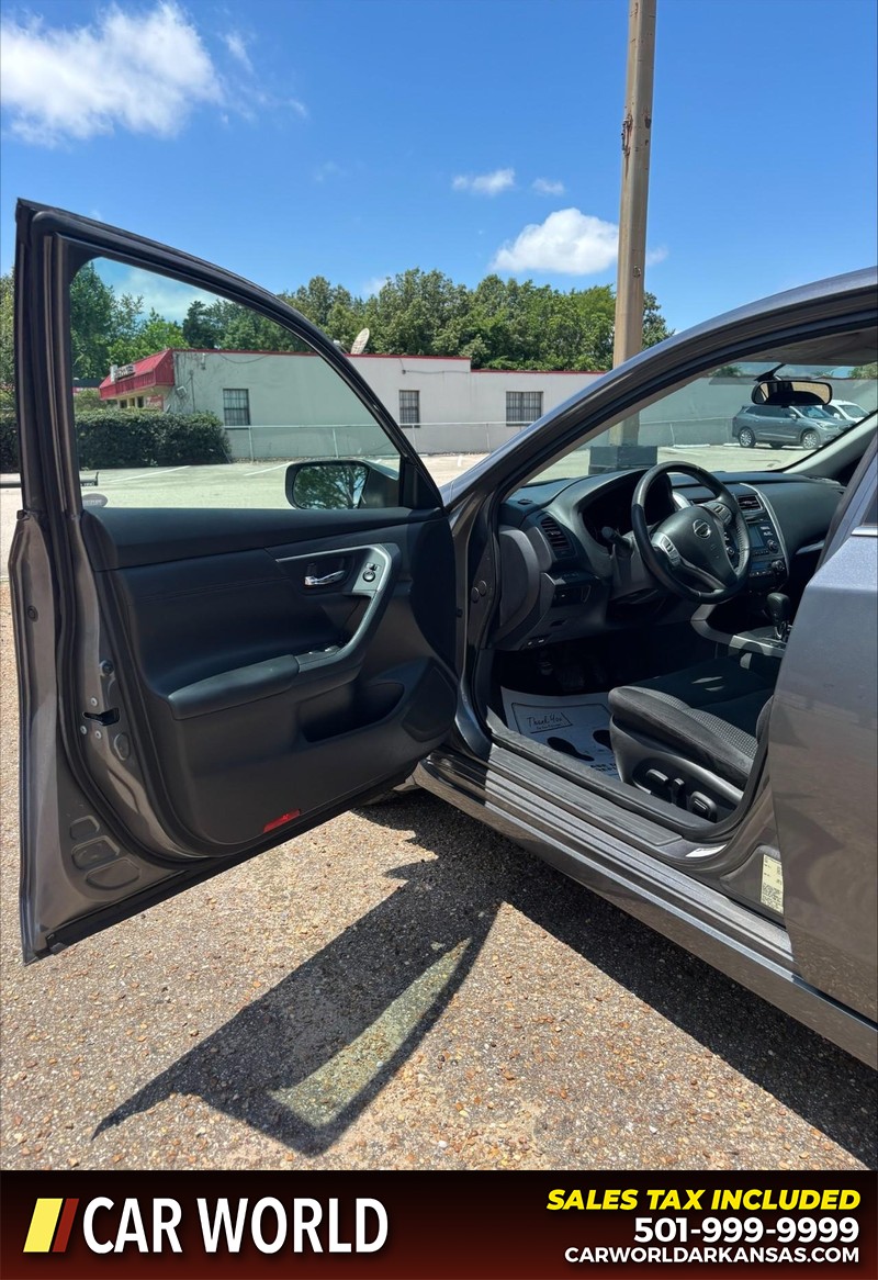 Nissan Altima Vehicle Full-screen Gallery Image 12