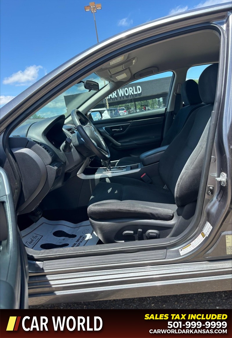 Nissan Altima Vehicle Full-screen Gallery Image 13