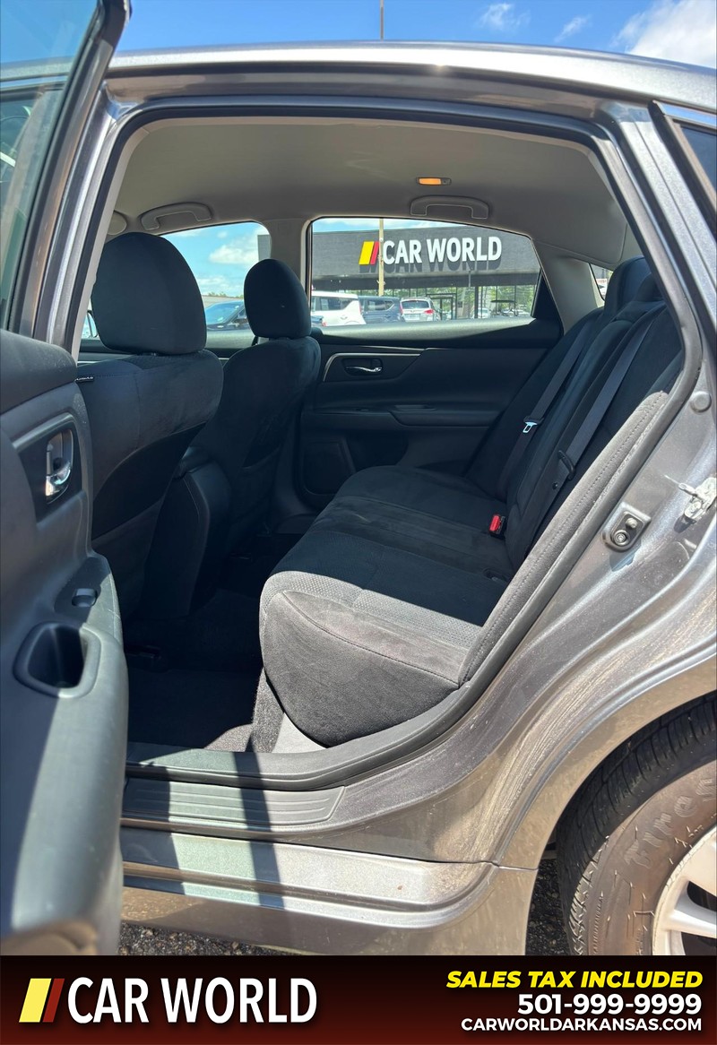 Nissan Altima Vehicle Full-screen Gallery Image 15