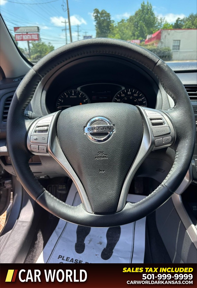 Nissan Altima Vehicle Full-screen Gallery Image 17