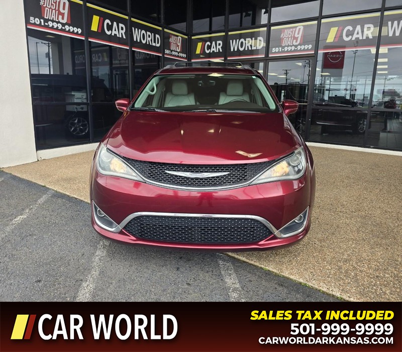 Chrysler Pacifica Vehicle Full-screen Gallery Image 2