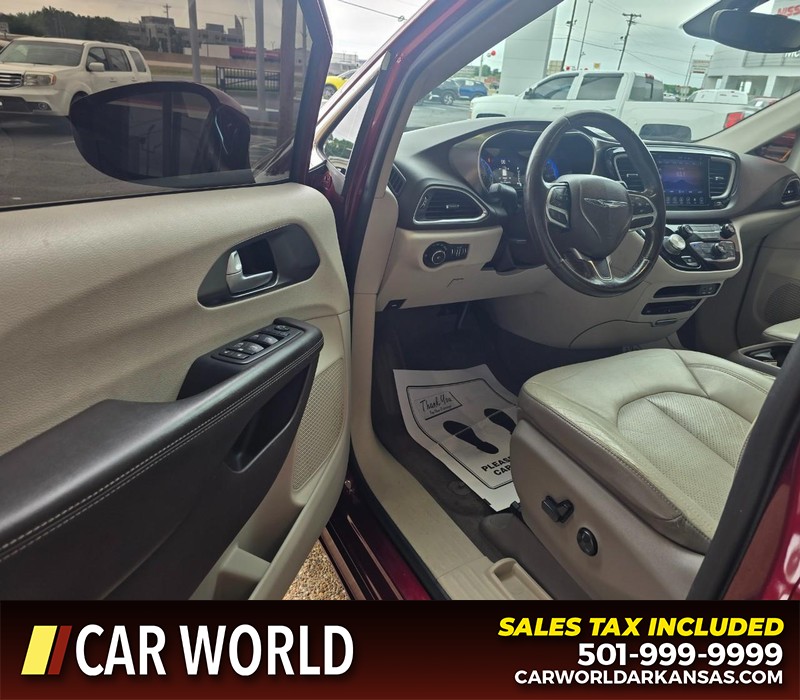 Chrysler Pacifica Vehicle Full-screen Gallery Image 7