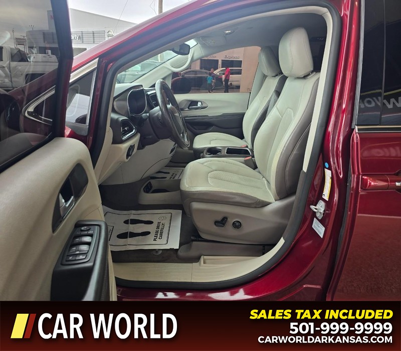 Chrysler Pacifica Vehicle Full-screen Gallery Image 8