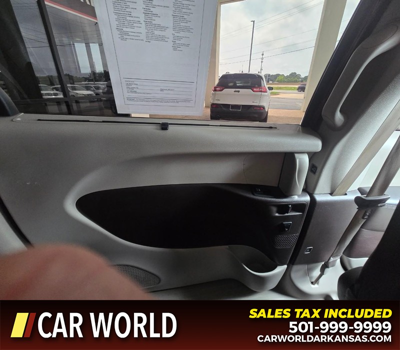 Chrysler Pacifica Vehicle Full-screen Gallery Image 9