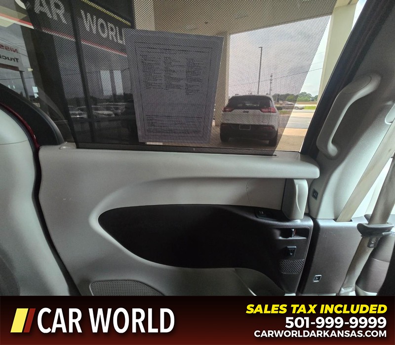 Chrysler Pacifica Vehicle Full-screen Gallery Image 10